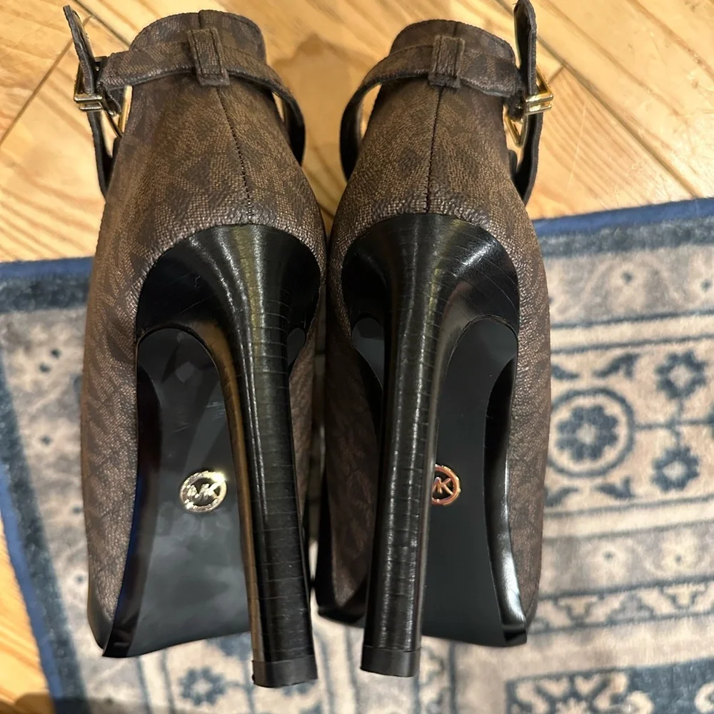 Michael Kors Lawson Open Toe High Heel Black Leather/Brown Signature Logo - Picture 8 of 8